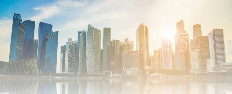 朝日が登るビル群